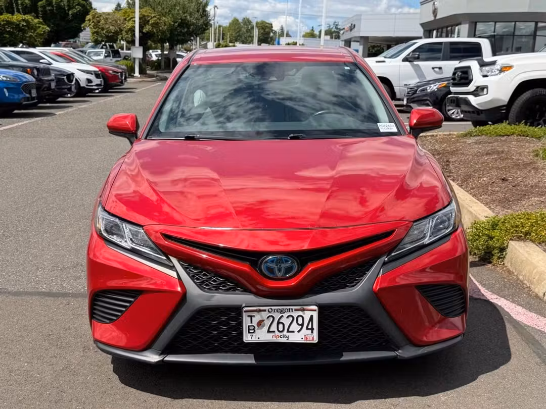 2020 Toyota Camry Hybrid SE - Image 3