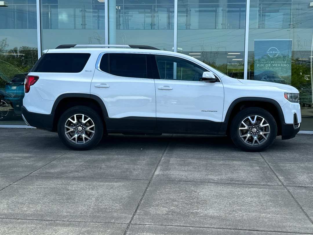 2023 GMC Acadia SLT - Image 2