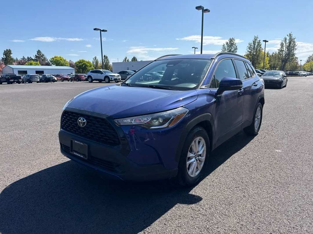 2023 Toyota Corolla Cross LE - Image 3