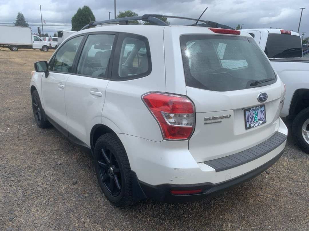 2015 Subaru Forester 2.5i - Image 2