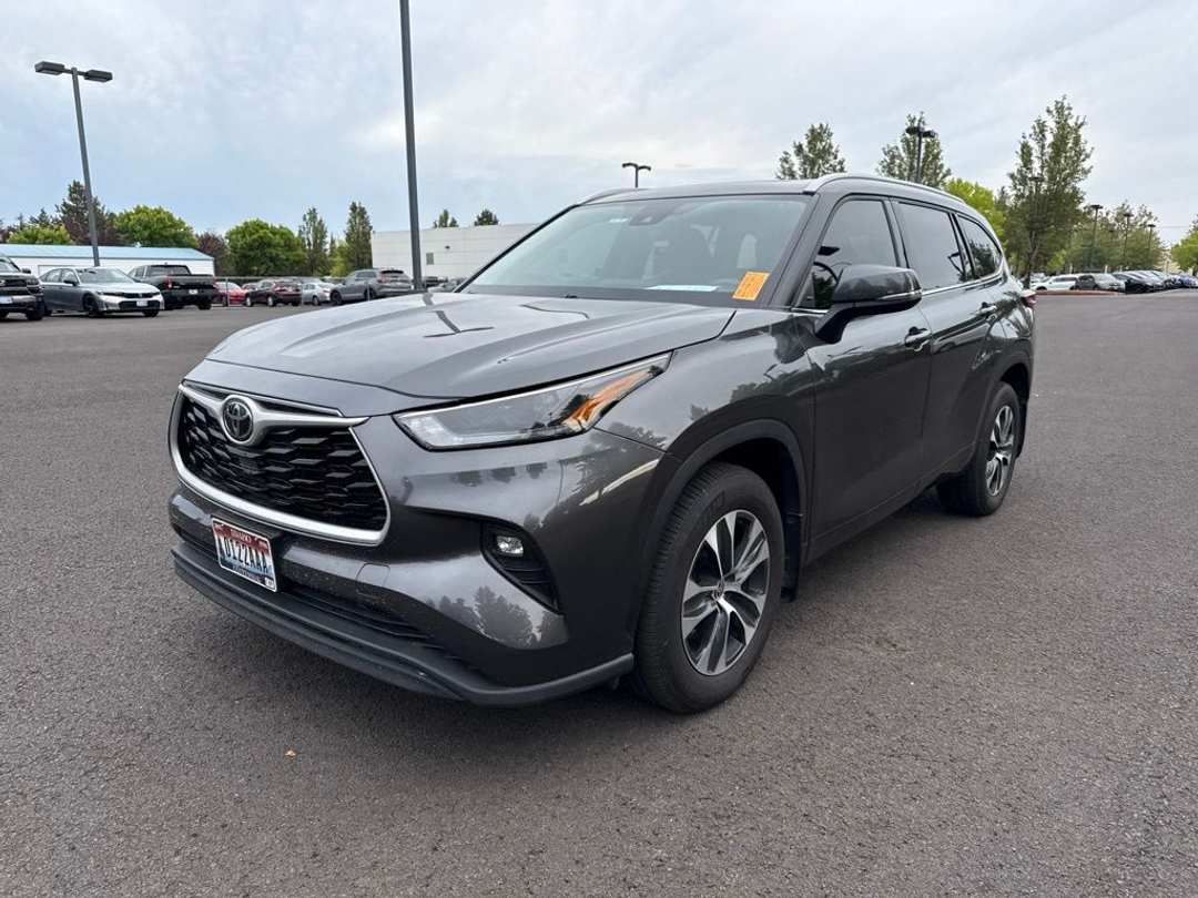 2022 Toyota Highlander XLE - Image 3