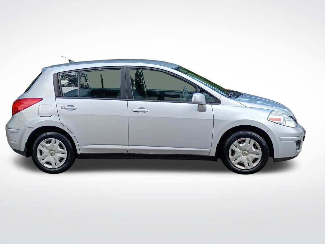 2011 Nissan Versa 1.8 S - Image 2