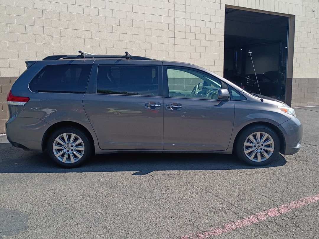 2014 Toyota Sienna XLE - Image 3