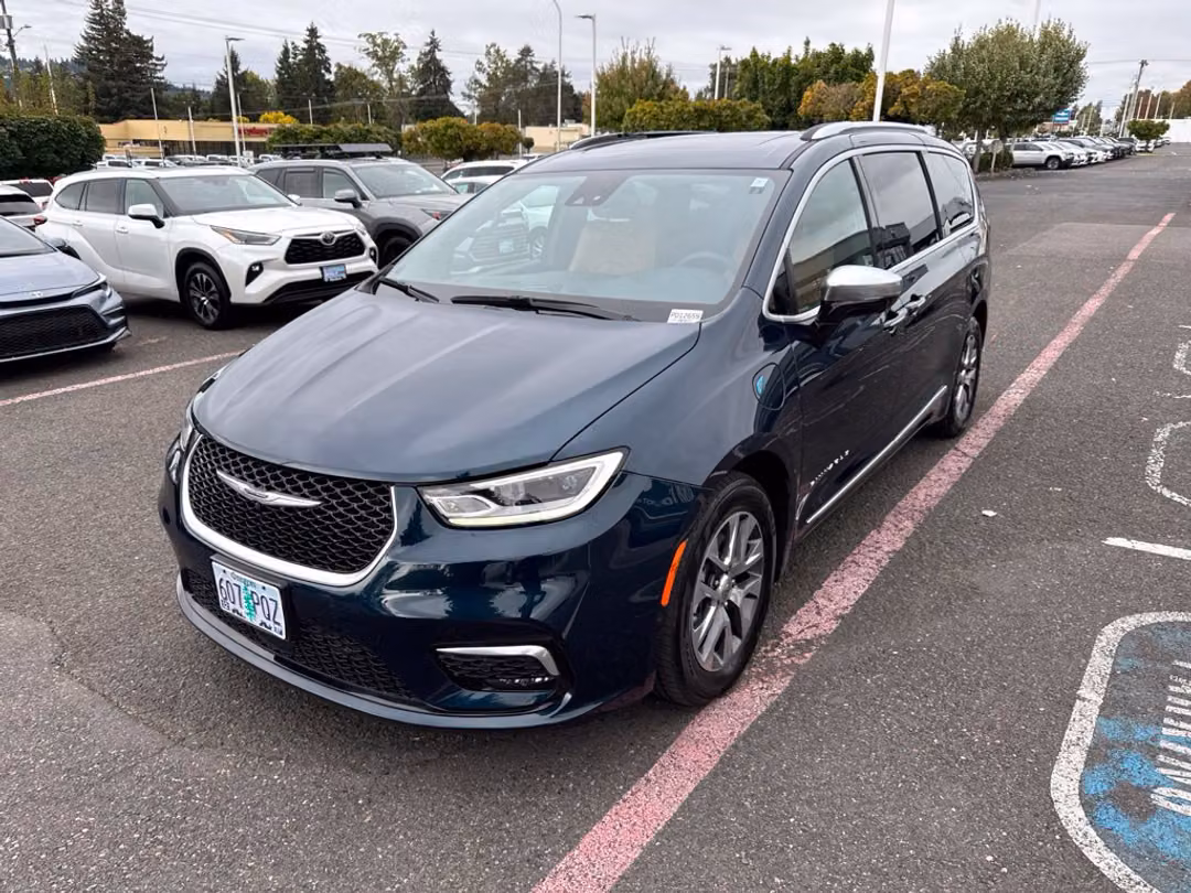 2023 Chrysler Pacifica Hybrid Pinnacle - Image 3