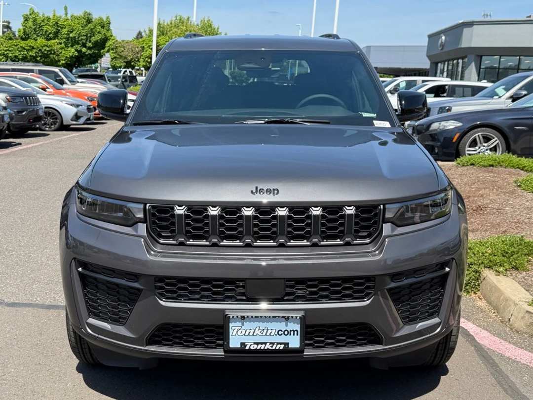 2026 Jeep Grand Cherokee Laredo Altitude - Image 3