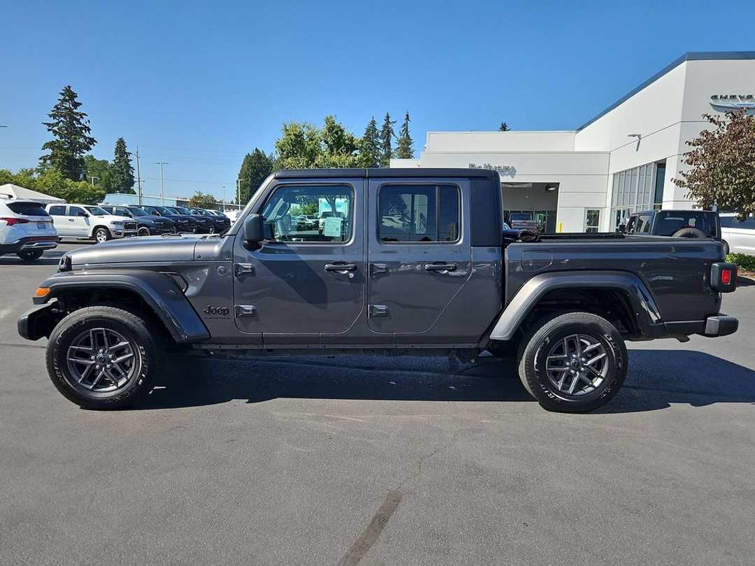 2024 Jeep Gladiator Sport S - Image 3