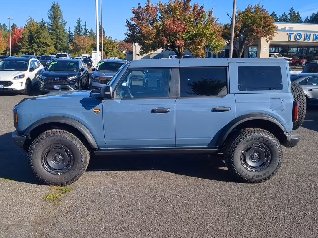 2025 Ford Bronco Badlands - Image 2