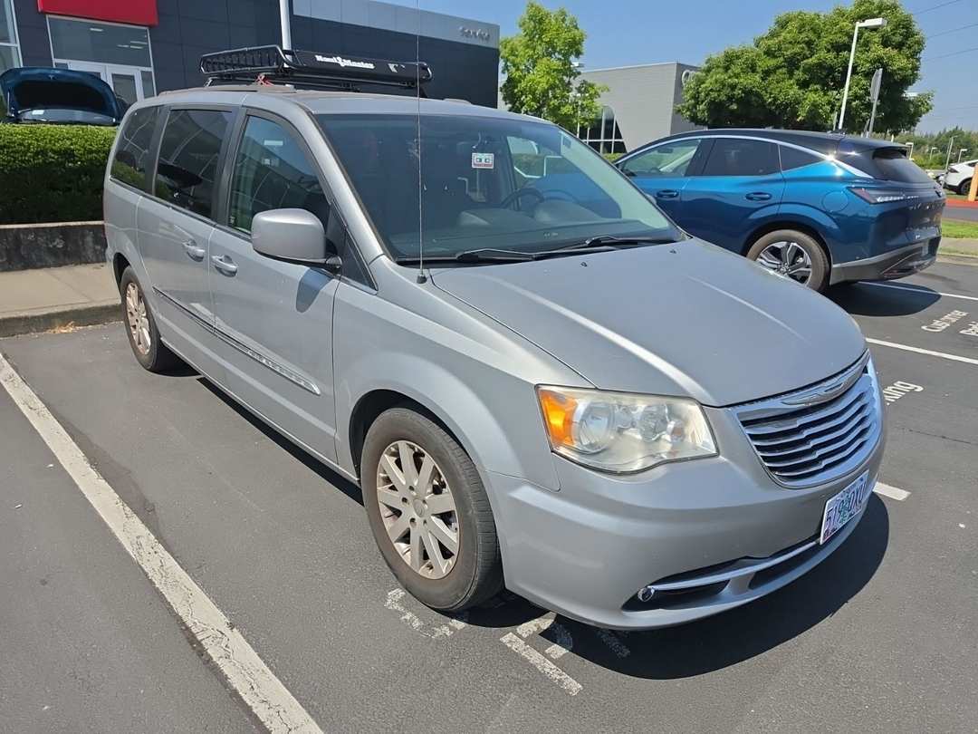 2014 Chrysler Town & Country Touring - Image 3