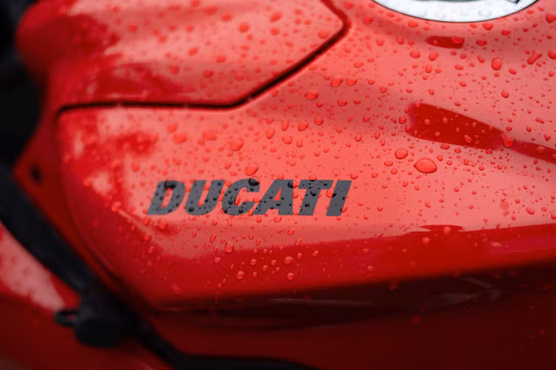 2025 Ducati Streetfighter V2 - Image 3
