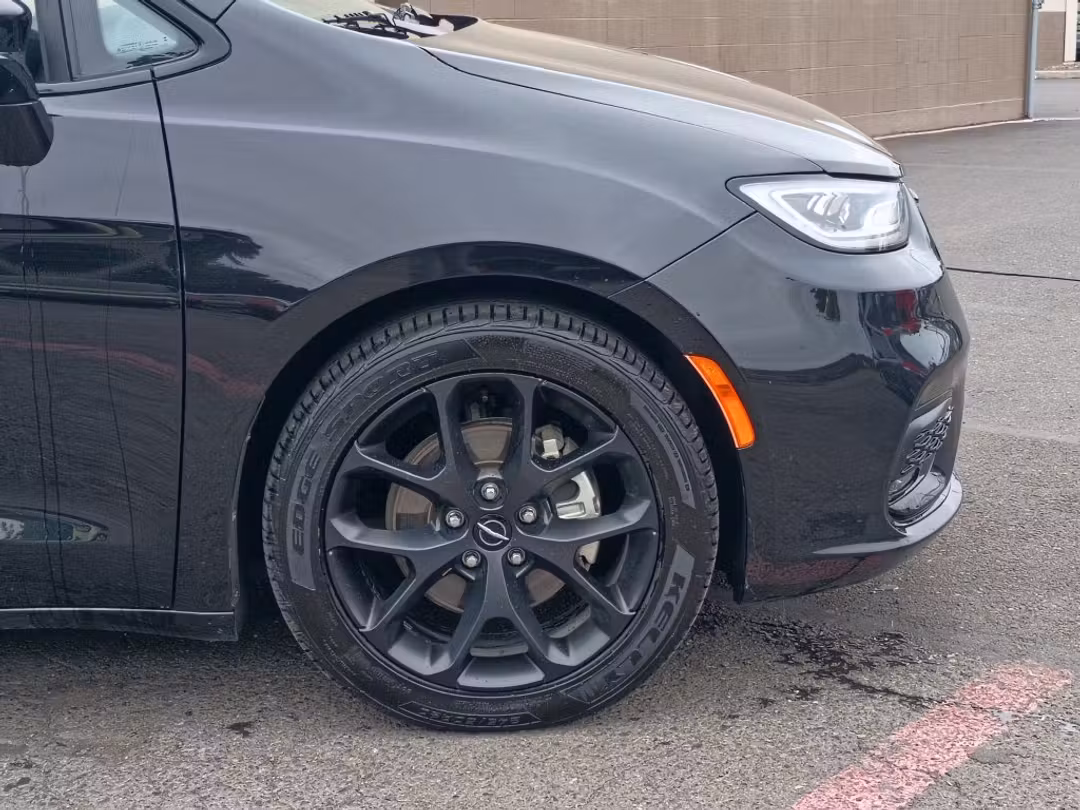 2025 Chrysler Pacifica Limited - Image 2