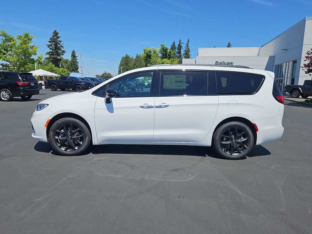 2026 Chrysler Pacifica Select - Image 3