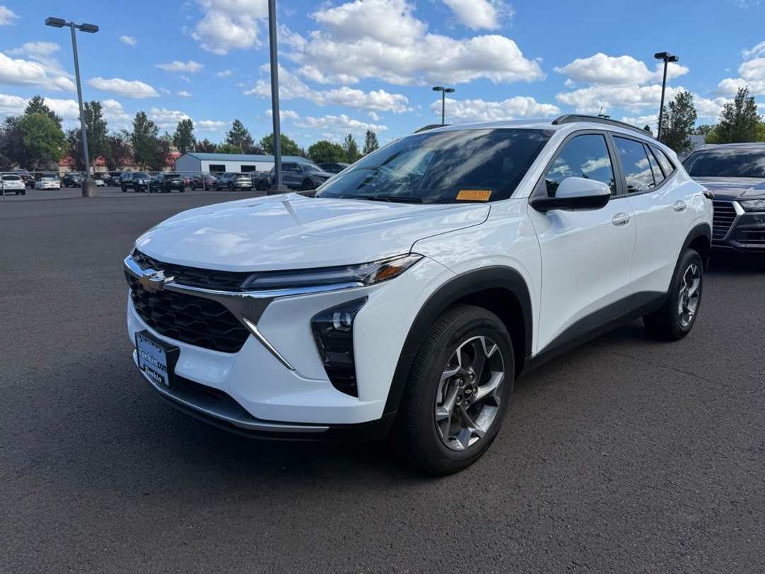2025 Chevrolet Trax LT - Image 3