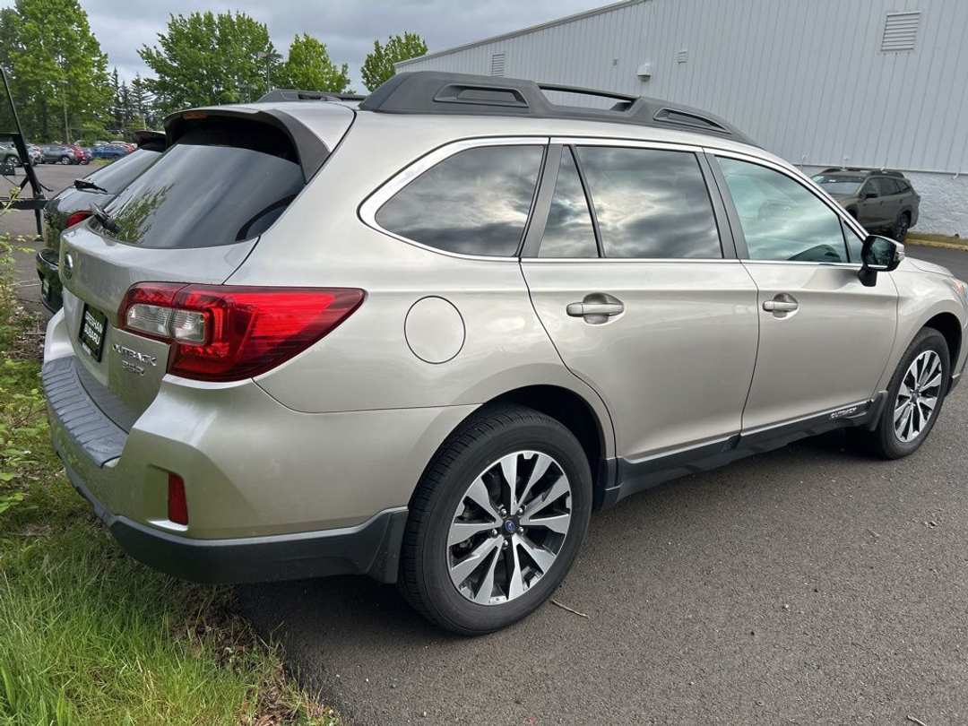 2015 Subaru Outback 3.6R - Image 2