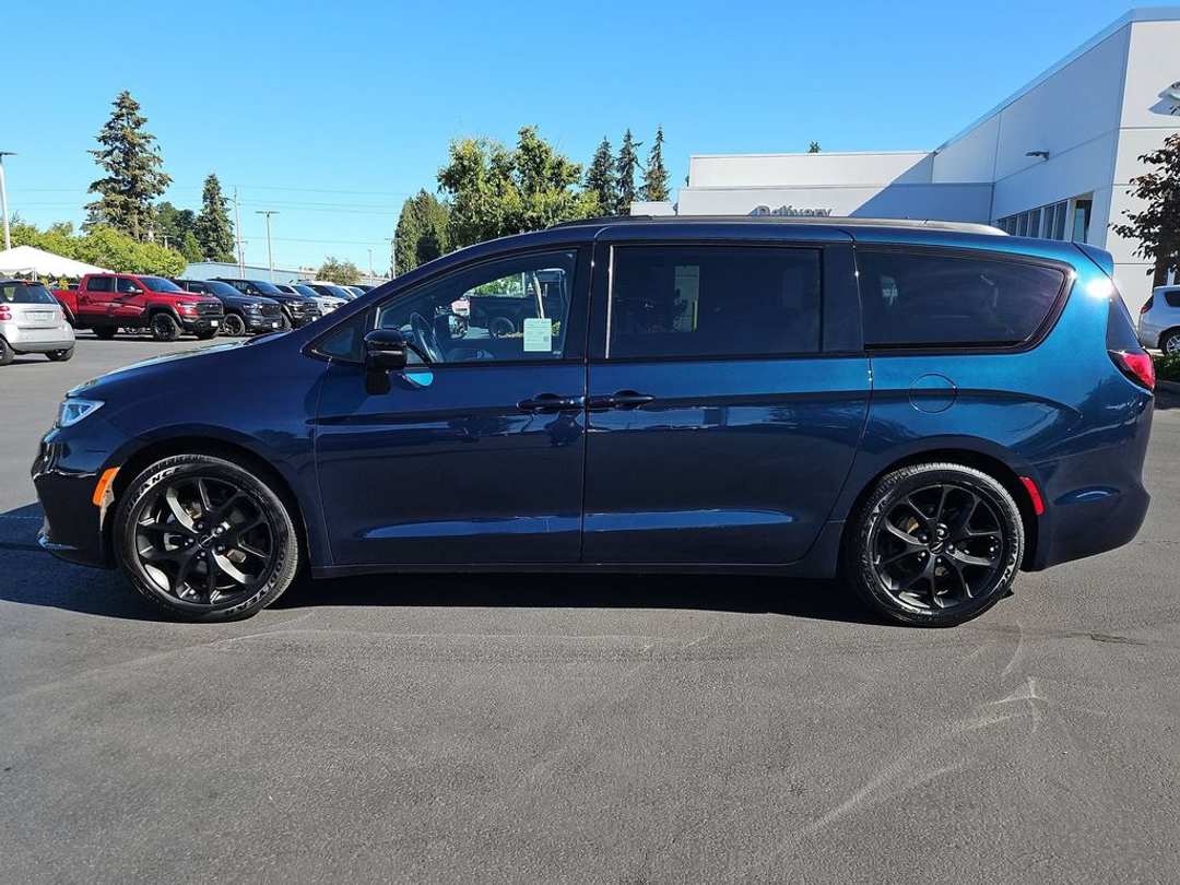 2025 Chrysler Pacifica Limited - Image 3