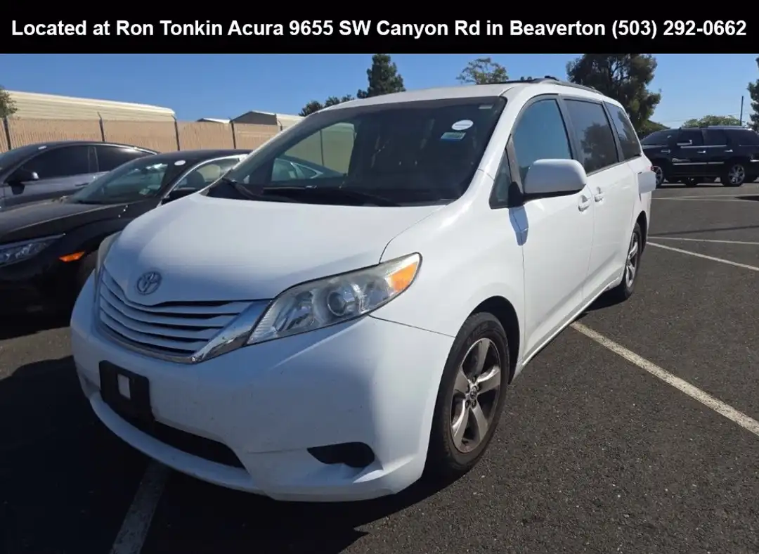 2015 Toyota Sienna LE - Image 3