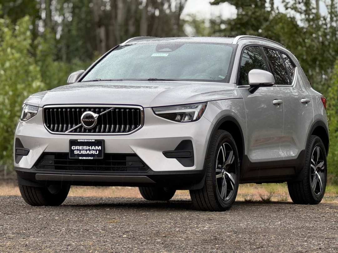 2024 Volvo Xc40 B5 Core - Image 3