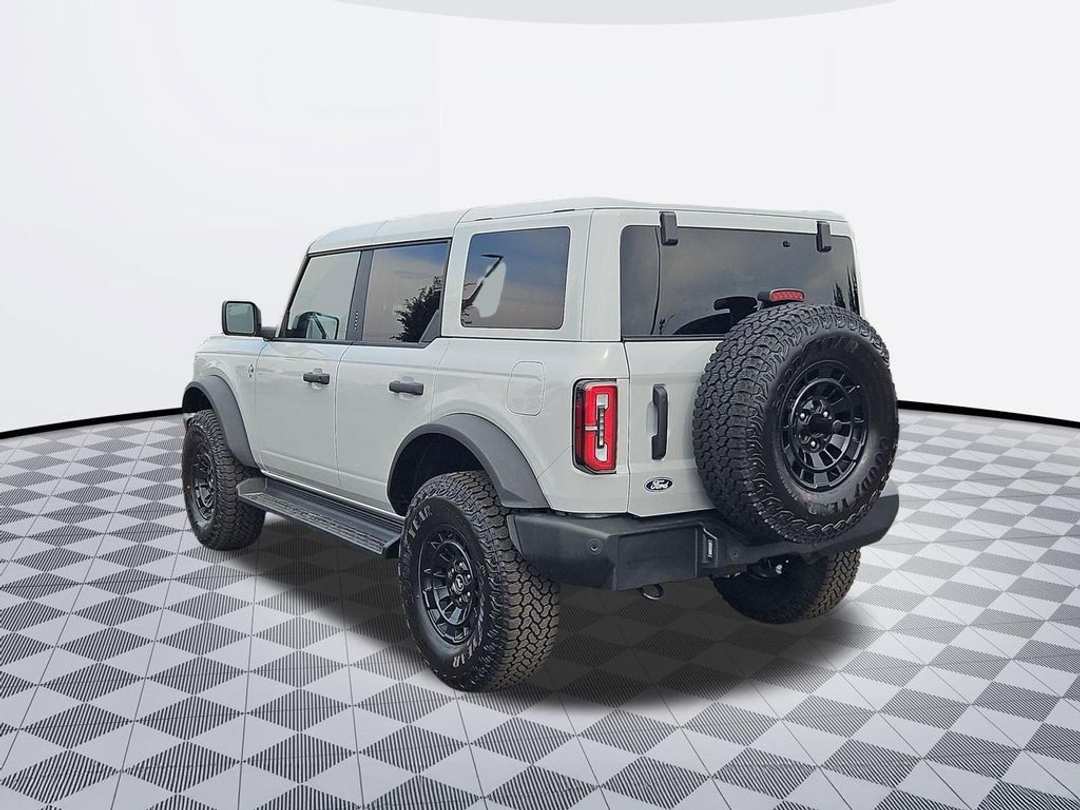 2026 Ford Bronco Outer Banks - Image 3
