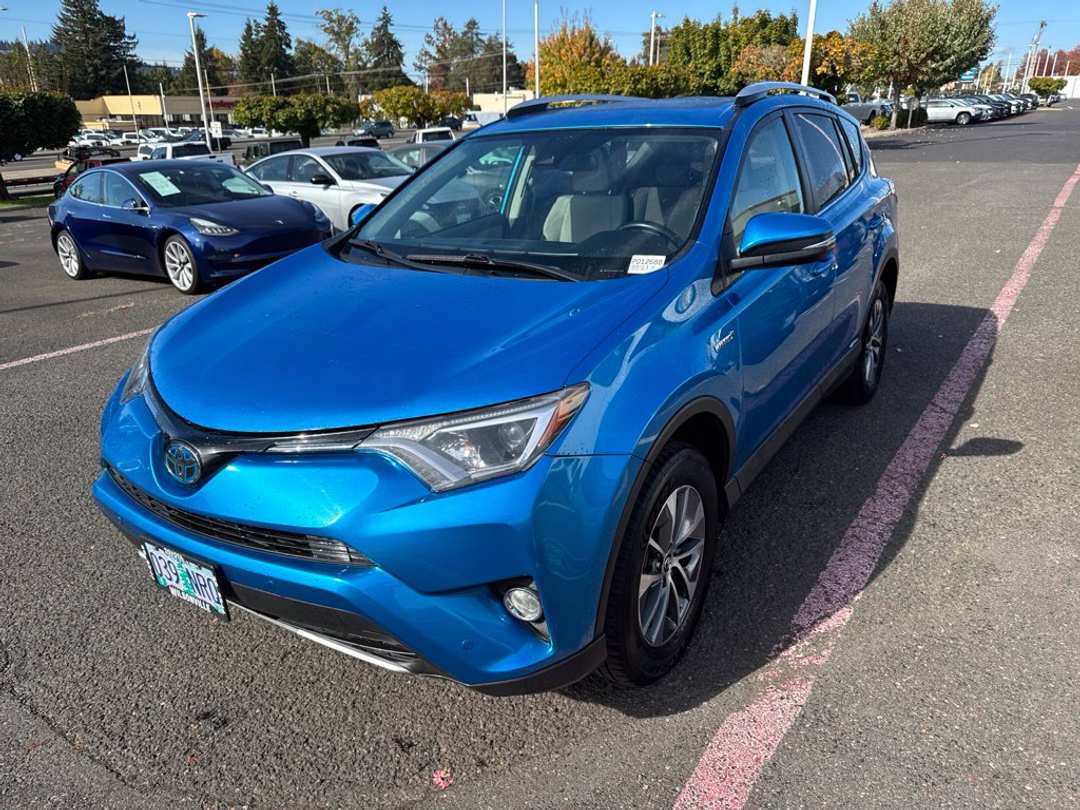 2016 Toyota Rav4 Hybrid XLE - Image 3