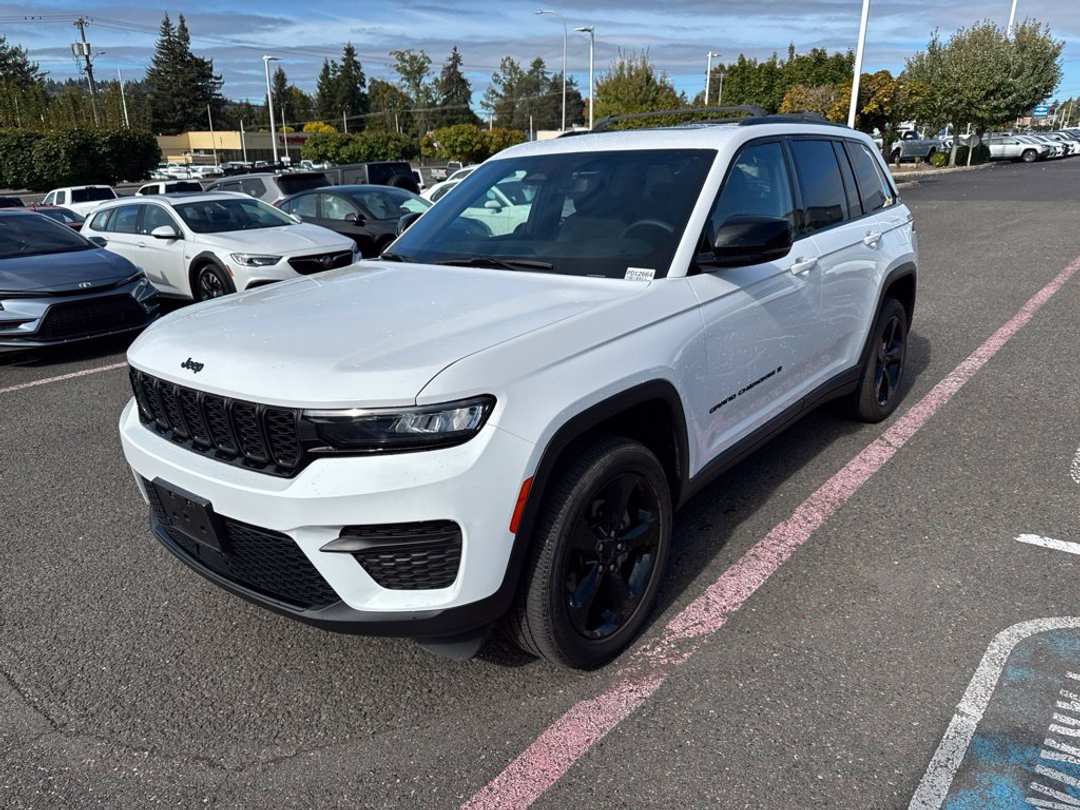 2023 Jeep Grand Cherokee Altitude X - Image 3