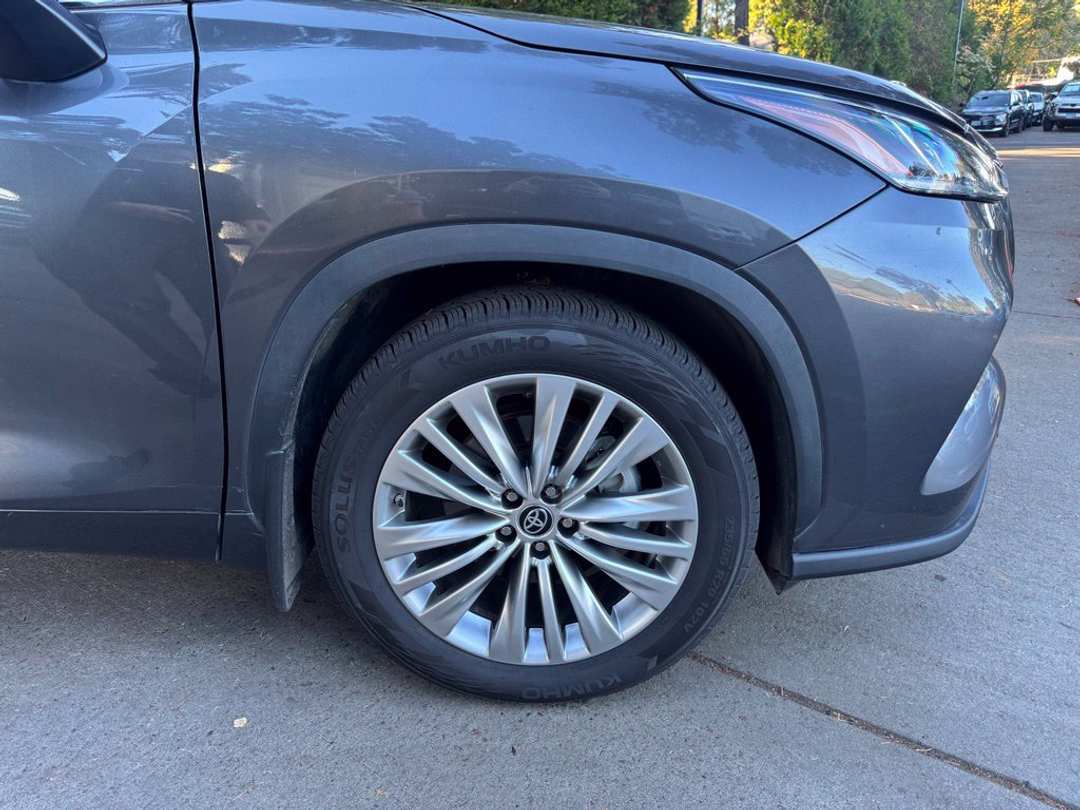 2022 Toyota Highlander Platinum - Image 3