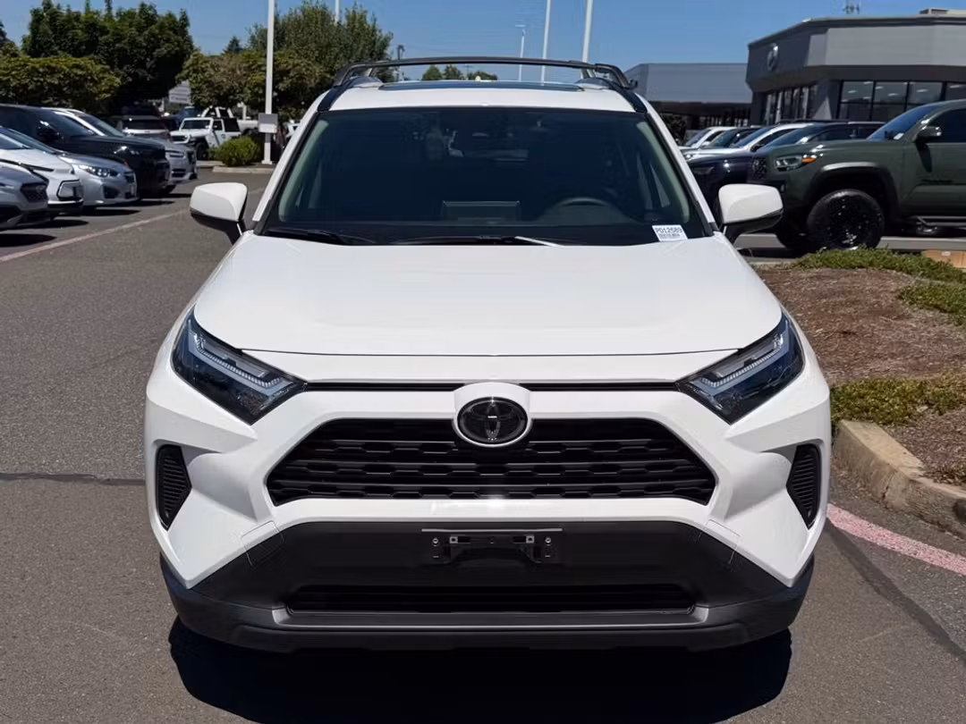 2025 Toyota Rav4 Hybrid XLE - Image 3