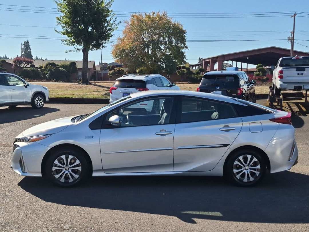 2022 Toyota Prius Prime LE - Image 3