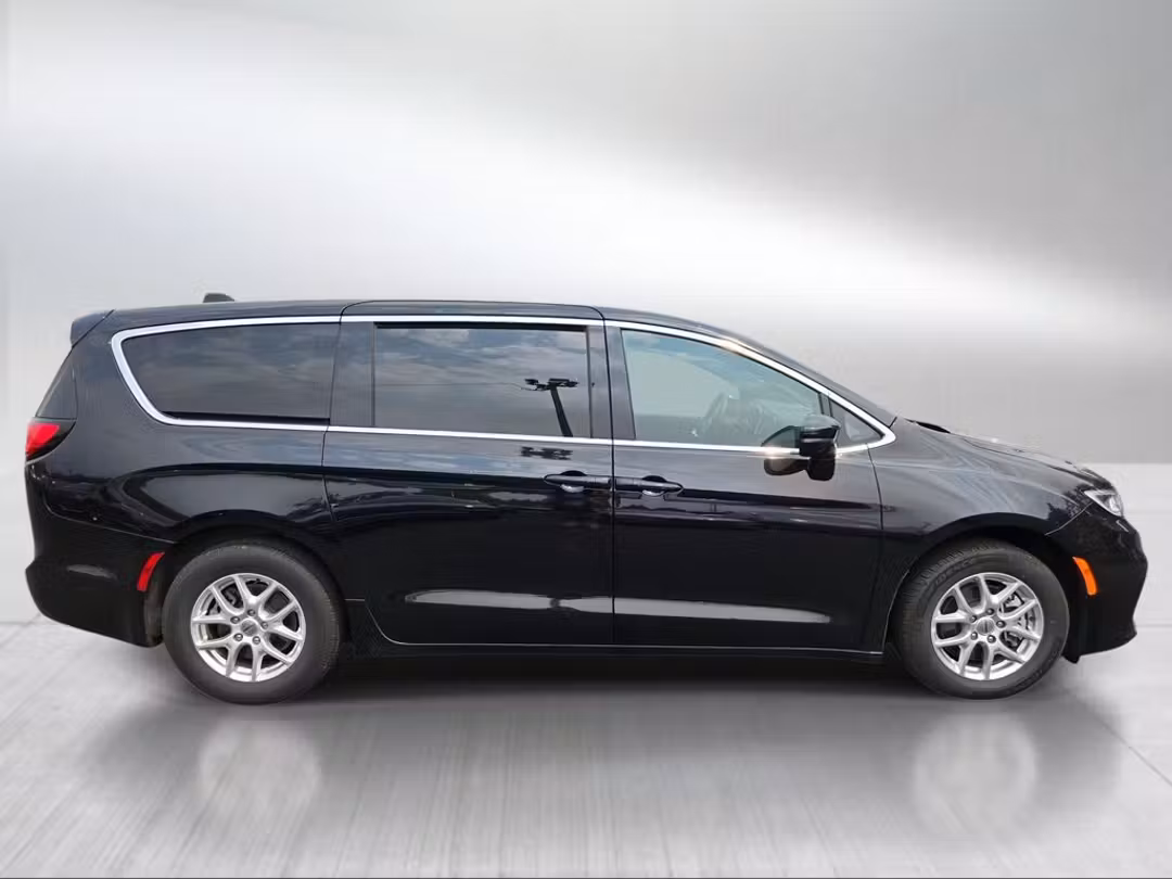 2025 Chrysler Pacifica Select - Image 2