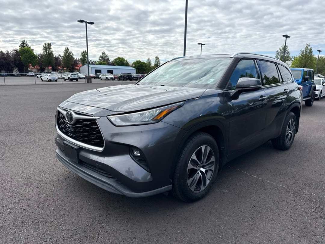 2020 Toyota Highlander XLE - Image 3