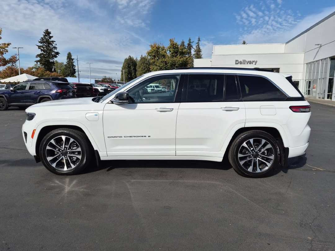 2023 Jeep Grand Cherokee Overland 4xe - Image 3
