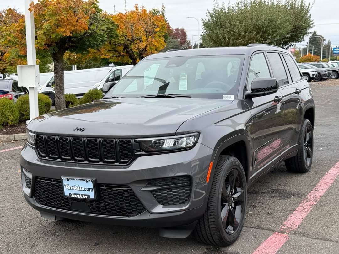 2025 Jeep Grand Cherokee Altitude X - Image 3
