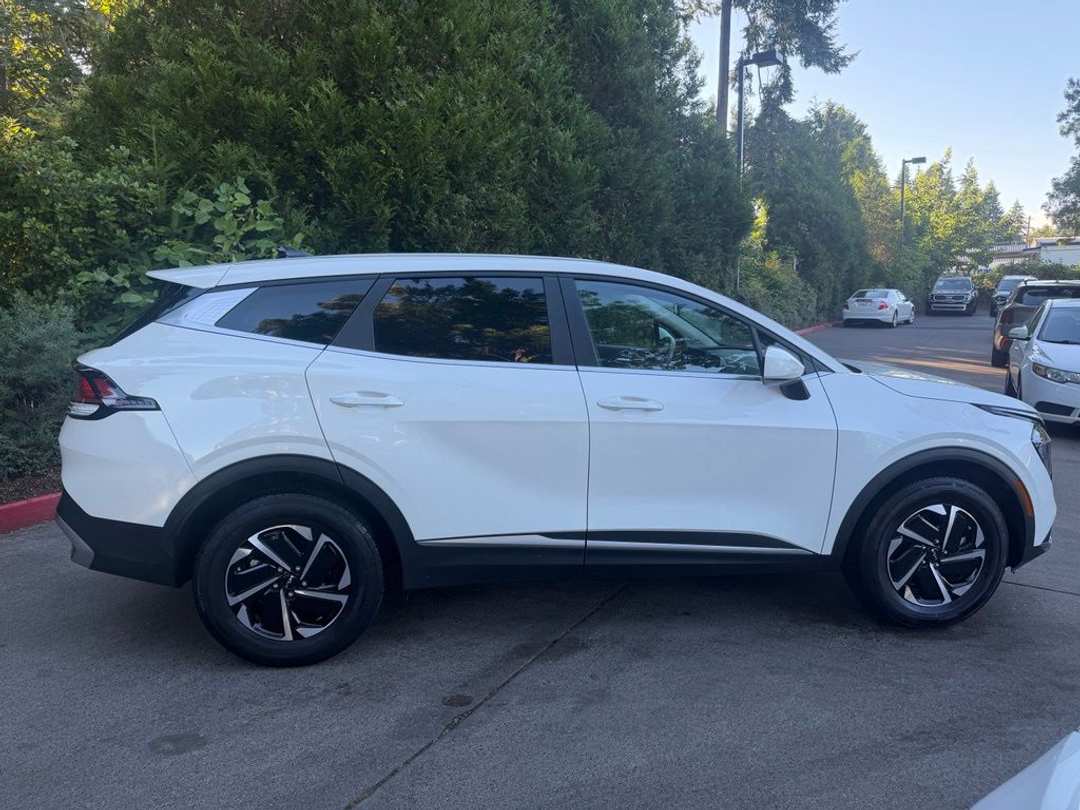 2023 Kia Sportage Hybrid LX - Image 2