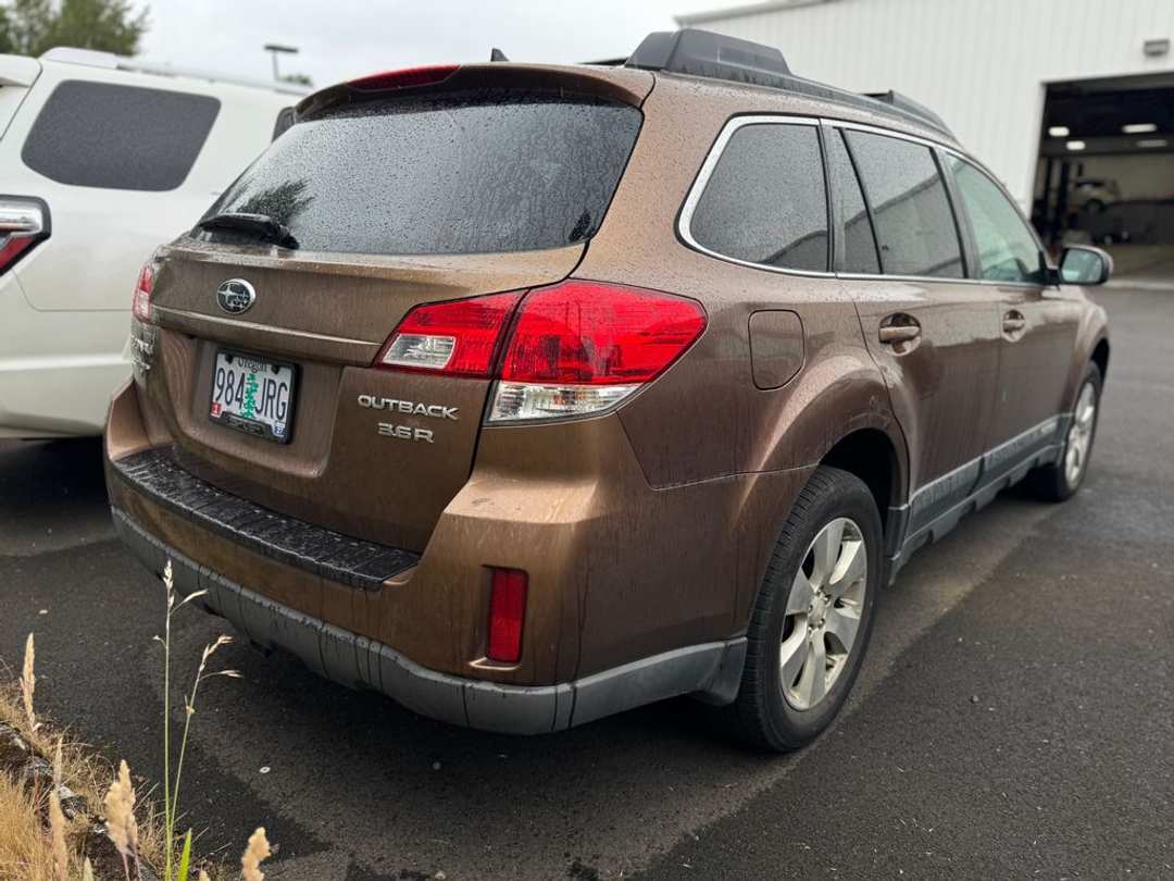 2011 Subaru Outback 3.6R - Image 2