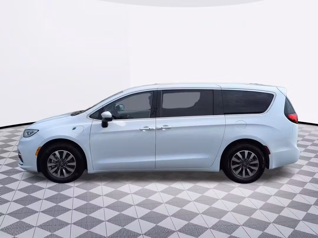 2023 Chrysler Pacifica Hybrid Touring L - Image 2