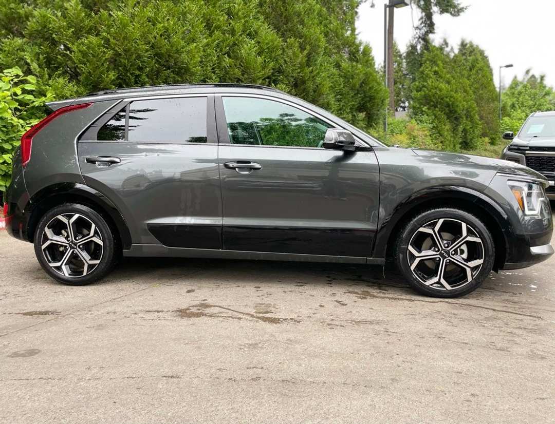2023 Kia Niro EX Touring - Image 3