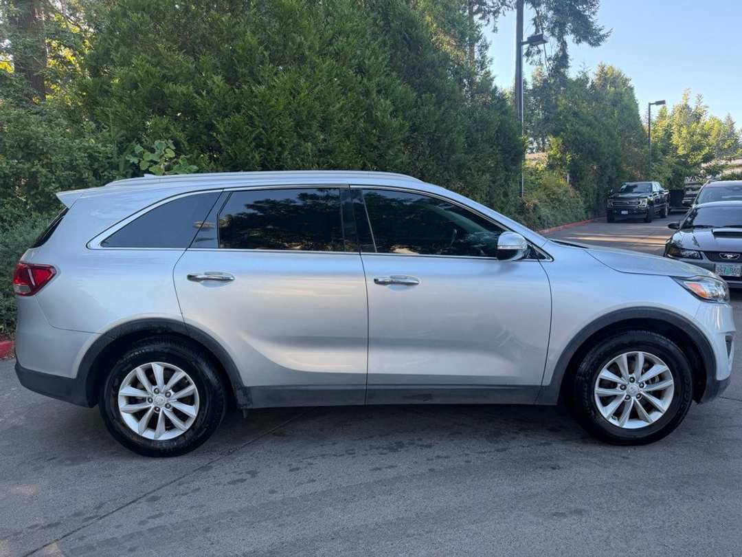 2018 Kia Sorento LX - Image 2