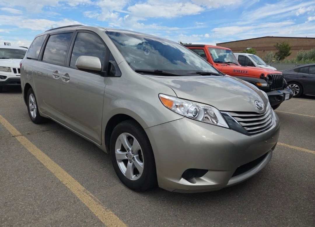 2016 Toyota Sienna LE - Image 2