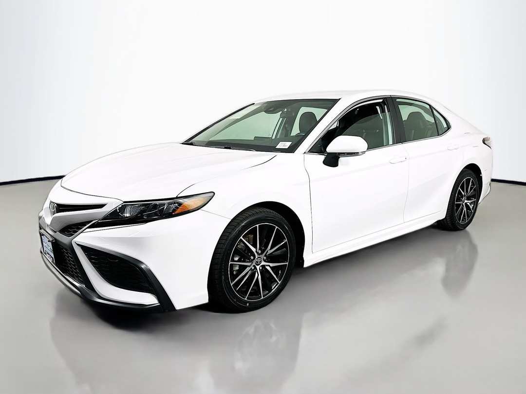 2023 Toyota Camry SE - Image 3