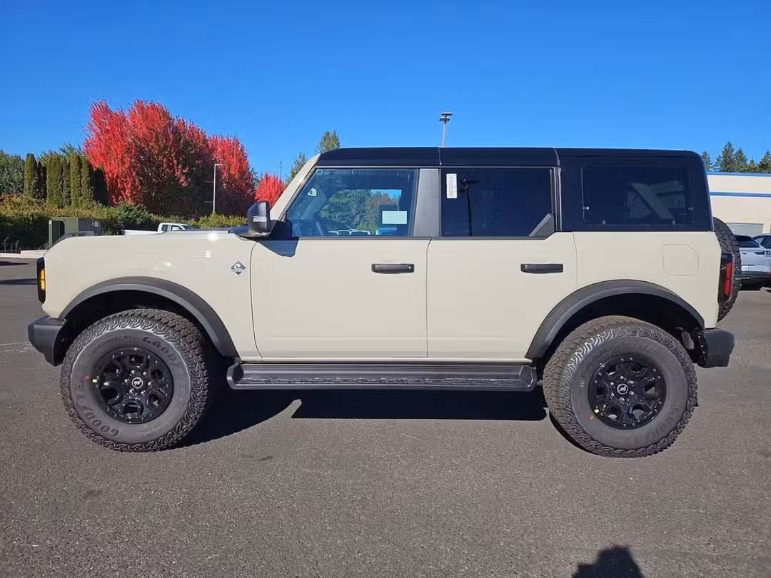 2025 Ford Bronco Outer Banks - Image 2