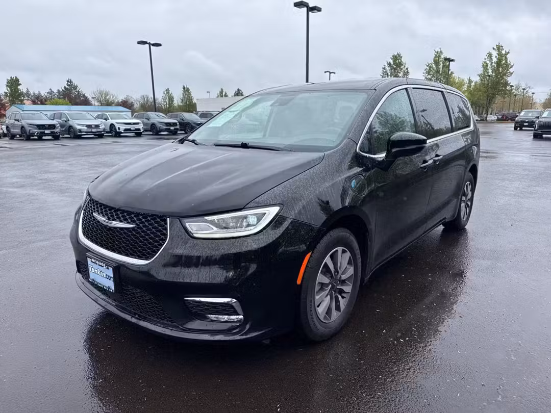 2024 Chrysler Pacifica Hybrid Select - Image 3
