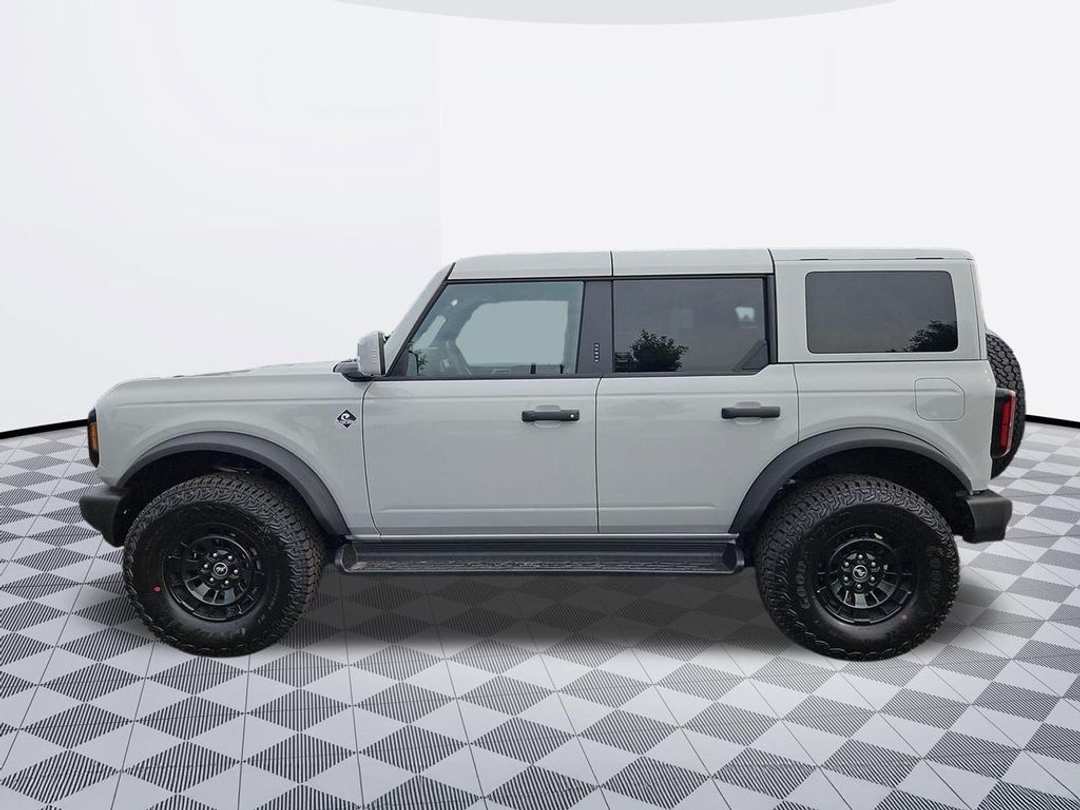 2026 Ford Bronco Outer Banks - Image 2