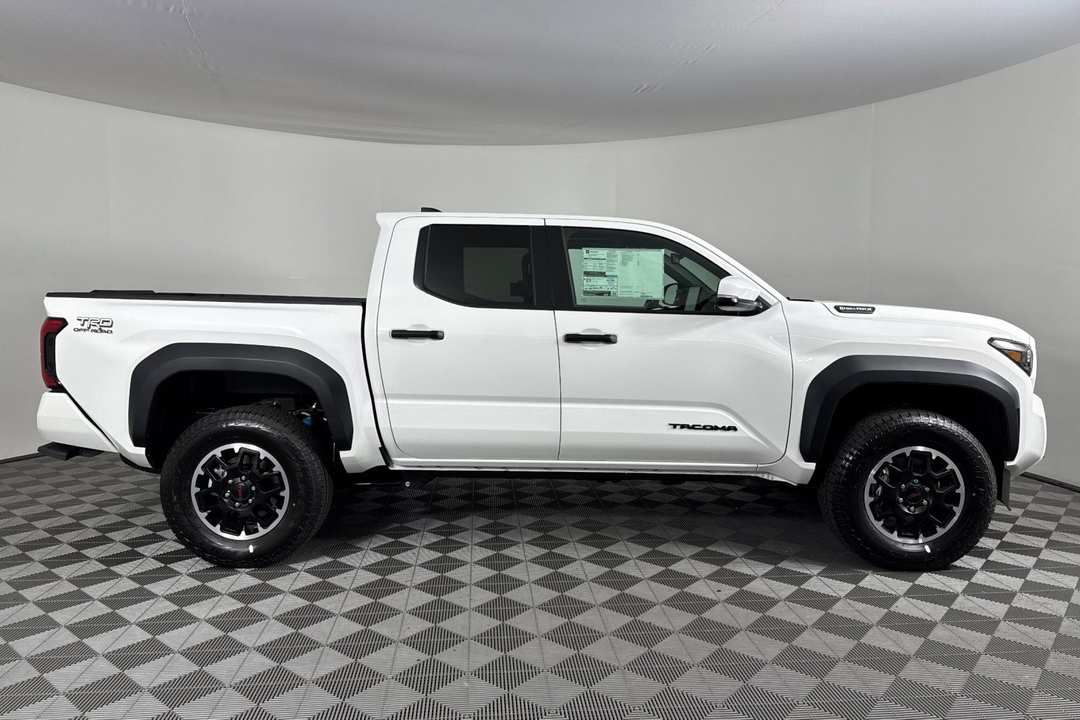 2025 Toyota Tacoma Hybrid TRD Off Road - Image 3