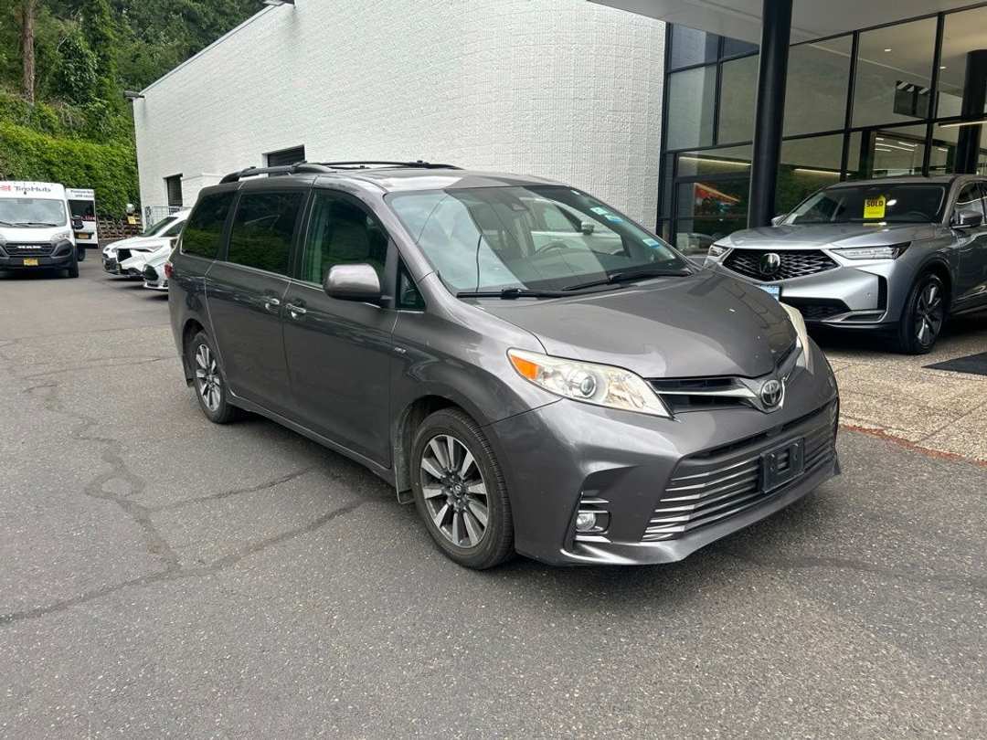 2018 Toyota Sienna XLE - Image 2