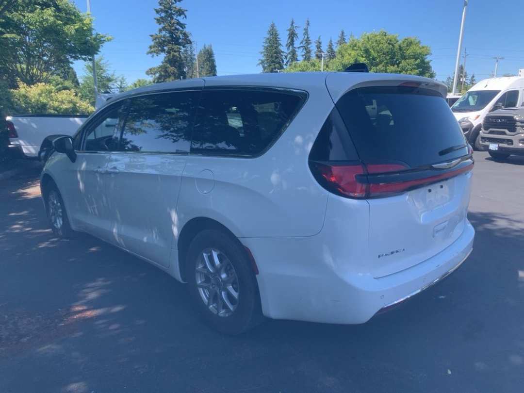 2023 Chrysler Pacifica Touring L - Image 2
