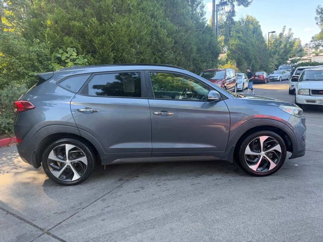 2016 Hyundai Tucson Limited - Image 2