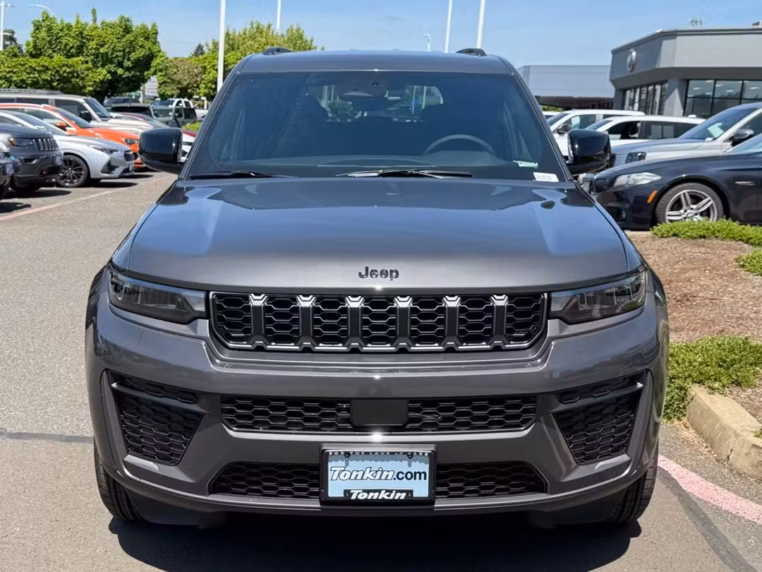 2026 Jeep Grand Cherokee Altitude - Image 3
