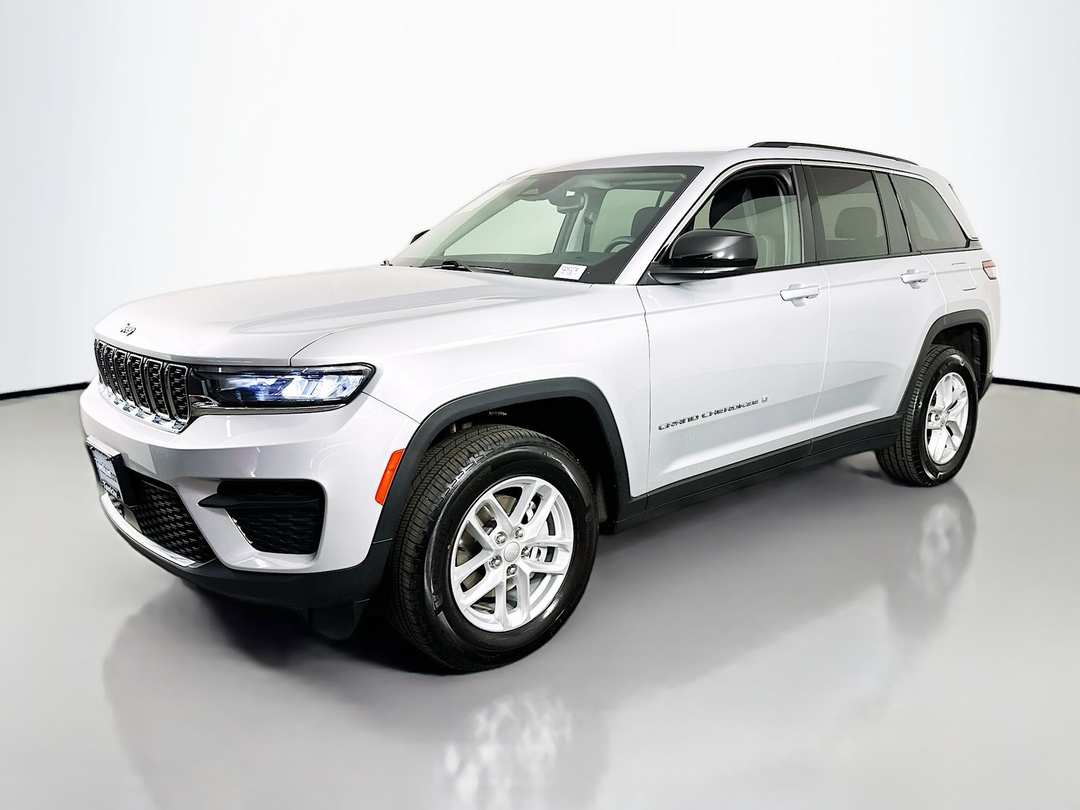 2024 Jeep Grand Cherokee Laredo - Image 3