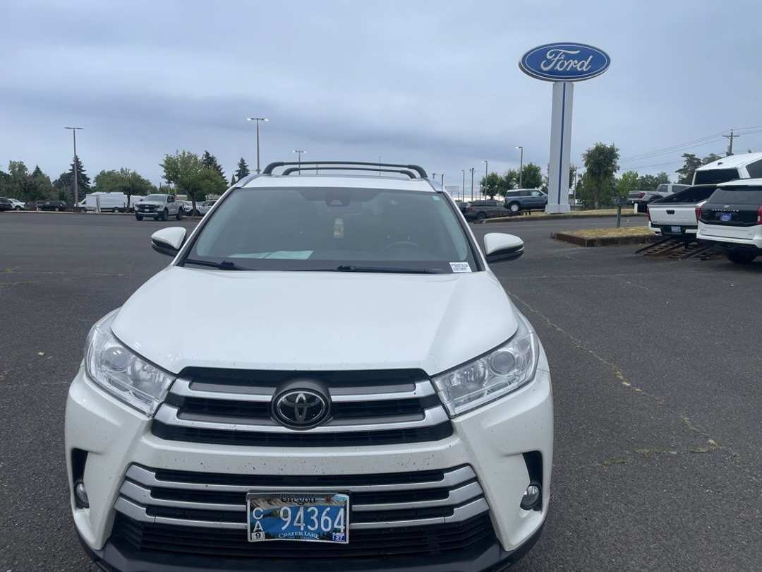 2017 Toyota Highlander XLE - Image 2