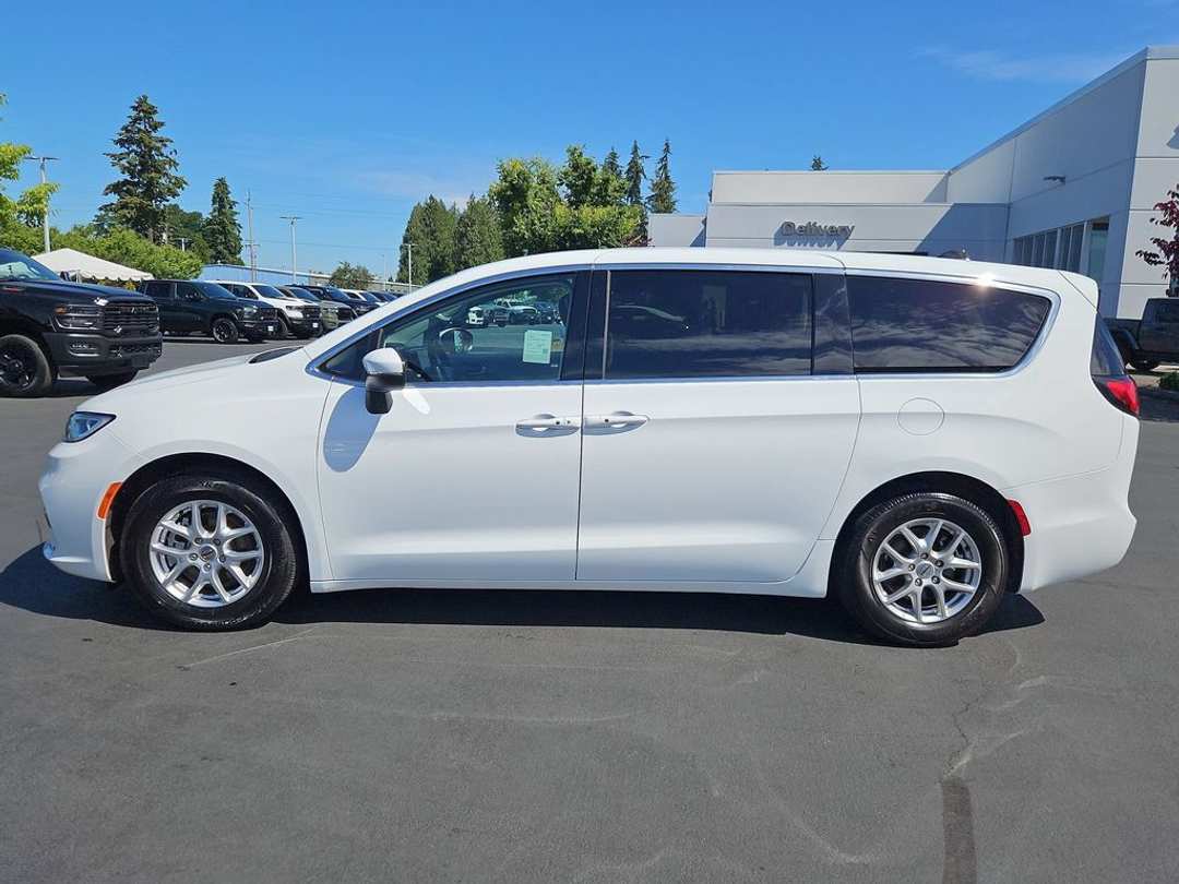 2023 Chrysler Pacifica Touring L - Image 3