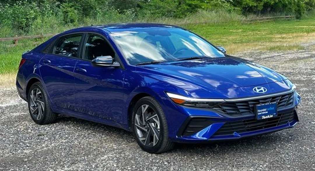 2025 Hyundai Elantra SEL Sport - Image 2