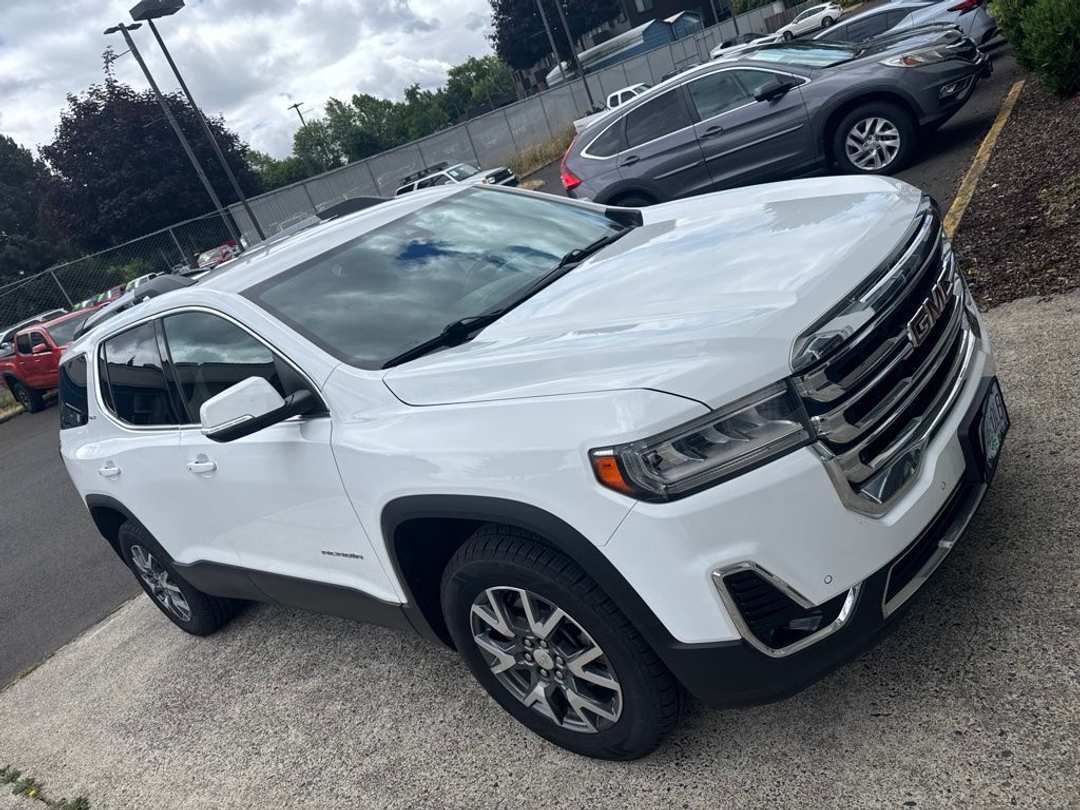 2023 GMC Acadia SLT - Image 2